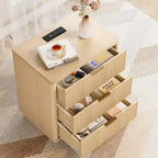 Table de Chevet 3 Tiroirs, Table de Chevet Cannelée avec Prise, Table de Nuit en Bois Clair avec Rangement pour Chambre et Salon, Gain de Place