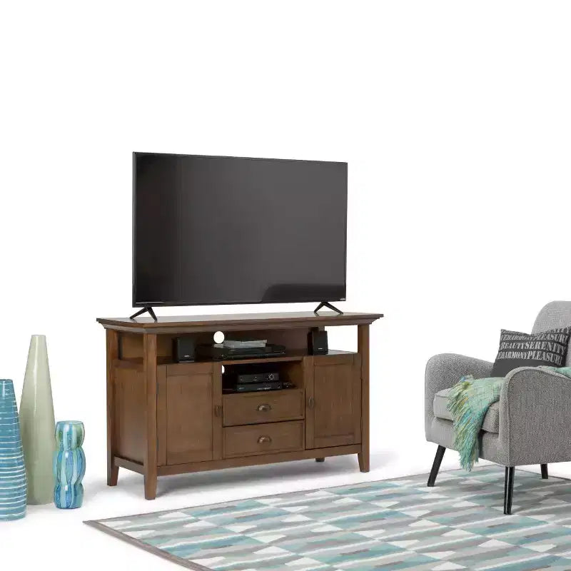 Meuble TV en bois massif Mansfield pour téléviseurs jusqu'à 60", Chêne vieilli naturel rustique : Rangement média, Ferrures en laiton
